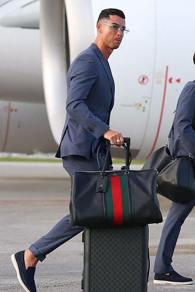 Cristiano Ronaldo con su Mega Web Trademark Large Duffle Bag de Gucci