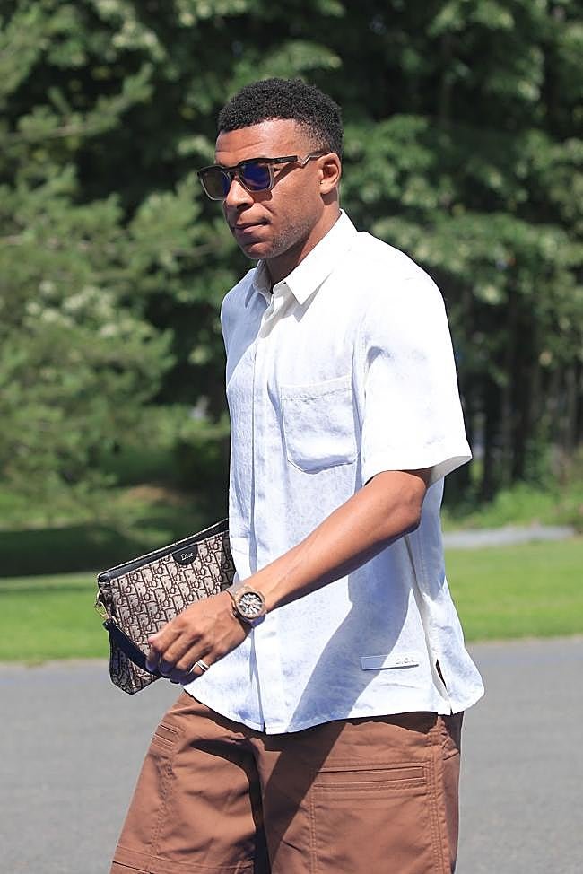 Kylian Mbappé con La Pochette triangular A5