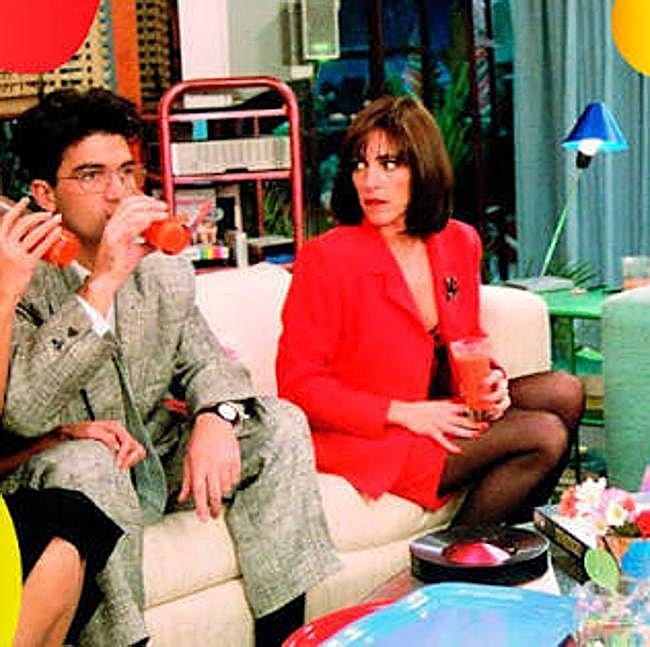 Fotograma de la película de Almodóvar Mujeres al borde de un ataque de nervios, con los personajes tomando un vaso de gazpacho.