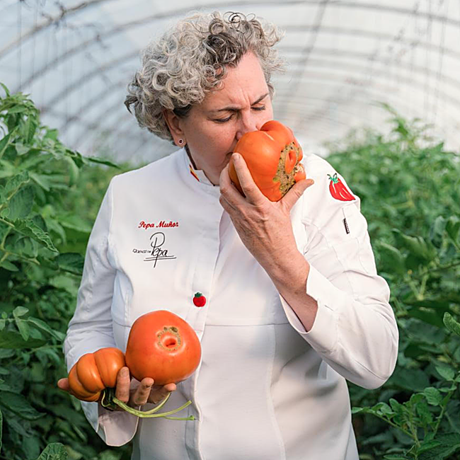 La cocinera Pepa Muñoz posa con algunos de sus tomates.