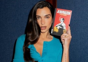 Books as looks, la tendencia que arrasa en verano: cómo llevarla y por qué tu libro favorito inspirará tu vestuario