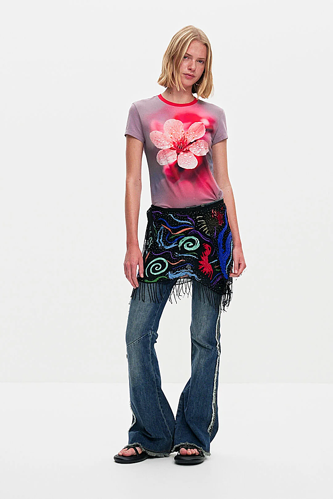 Un look de Desigual con pareo sobre pantalón.
