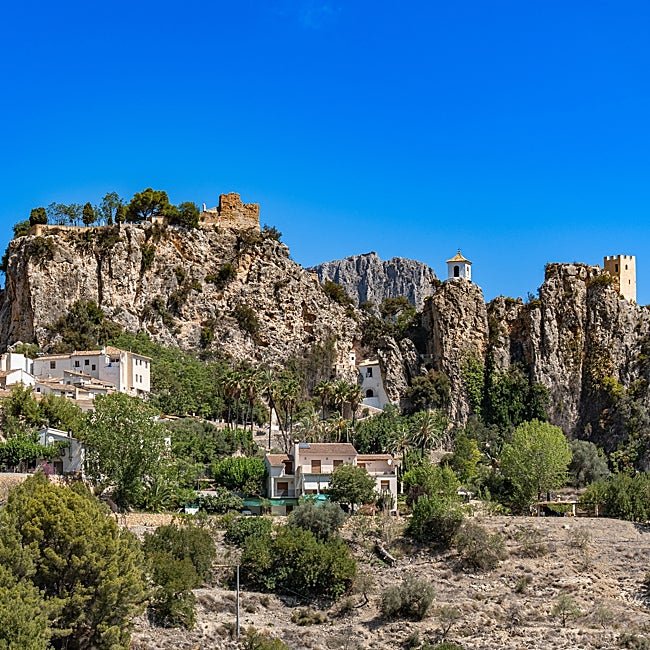 Guadalest está en la Costa Blanca a solo 20 km de Benidorm.