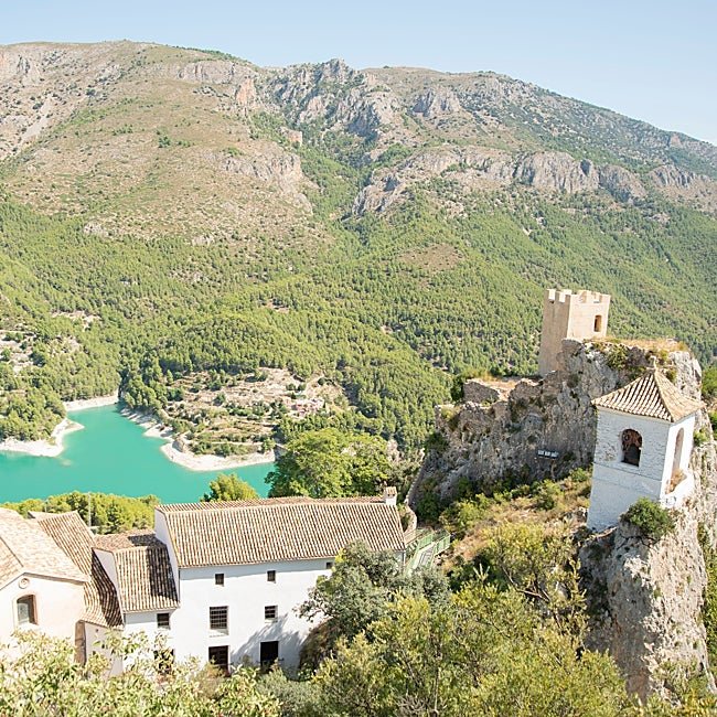 El embalse de Guadalest hace más idílica aún la estampa.