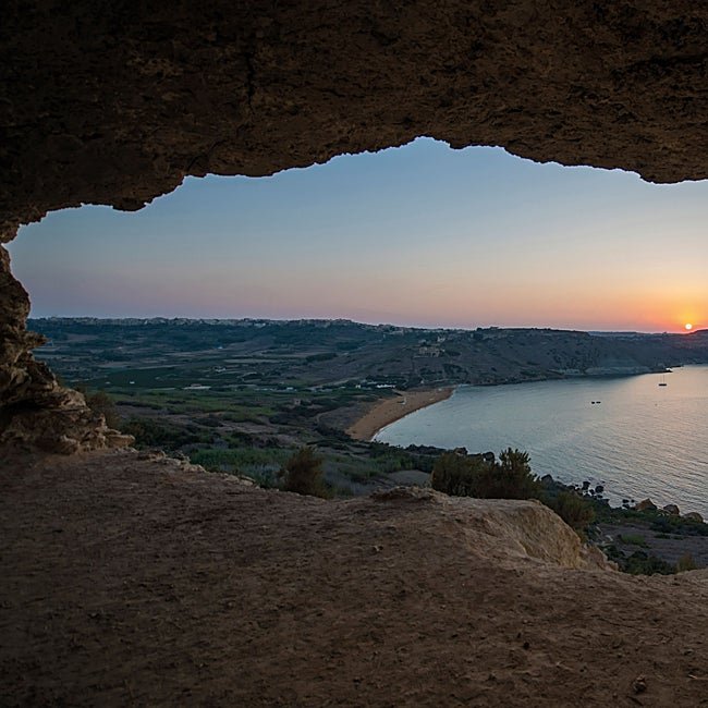La bahía de Ramla, con su playa de arena roja, desde la cueva de Calipso.