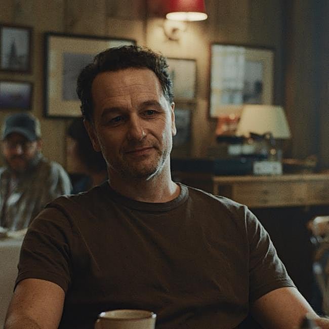 Matthew Rhys interpreta al alcalde en La maldición de Widow's Bay.