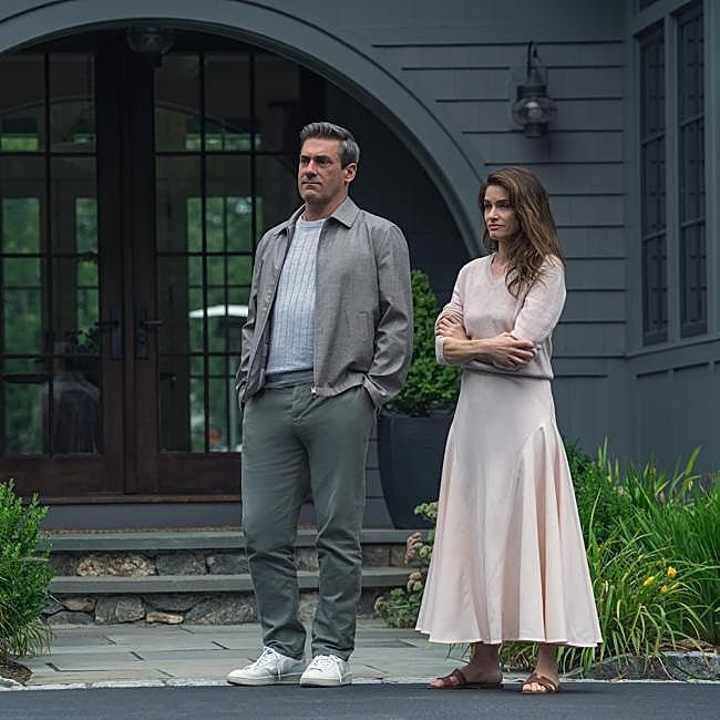 Jon Hamm y Amanda Pett en una imagenb de la serie dramática, Vicios ocultos.