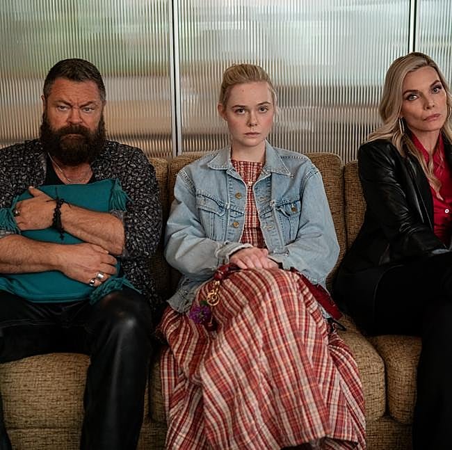 Nick Offerman, Elle Fanning y Michelle Pfeiffer en una imagen de MArgo tiene problemas de dinero.