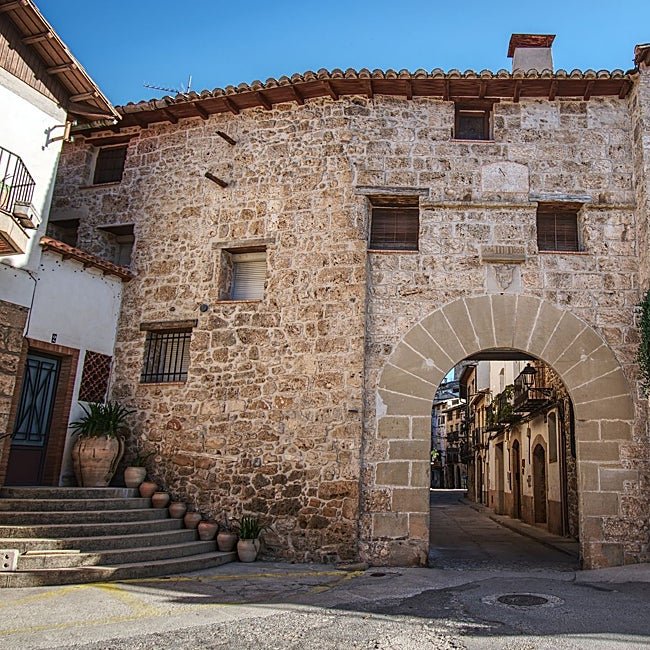 El portal de Villanueva con su gran arco de medio punto en el casco antiguo de Beceite.