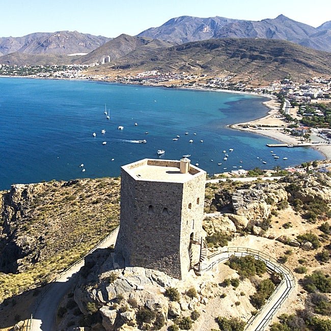 La torre de Santa Elena está asomada a La Azohía.