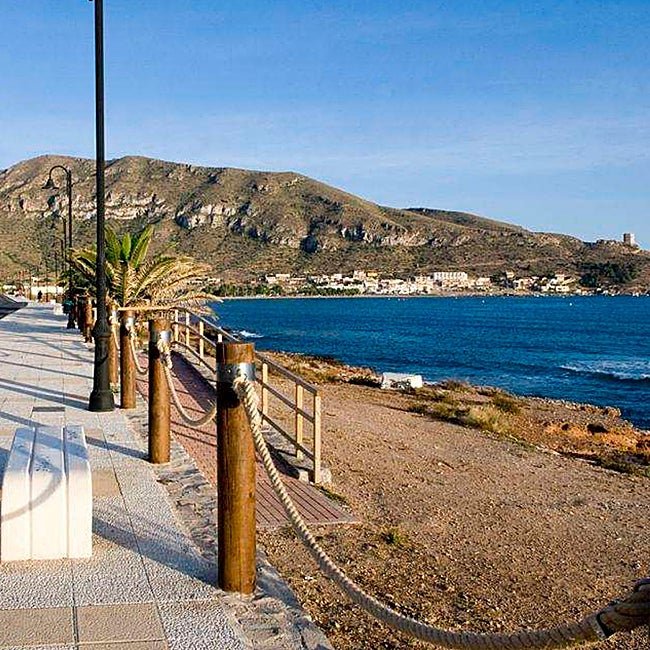 El paseo marítimo de La Azohía con la torre de Santa Elena al fondo.