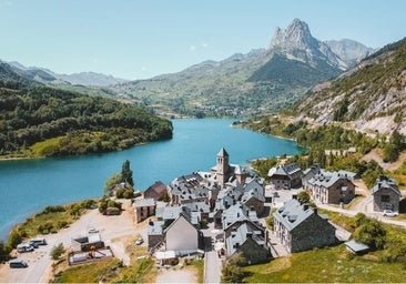 El bello pueblo de Huesca que le pone música al verano: casas de cuento, el Pirineo de fondo y un embalse mágico