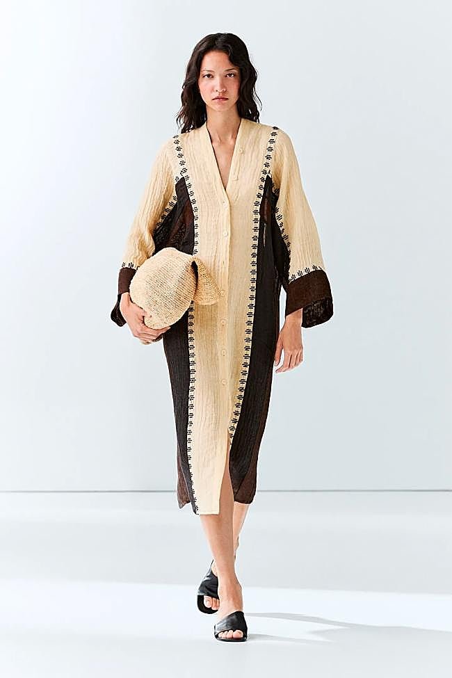 Vestido caftán de Massimo Dutti.