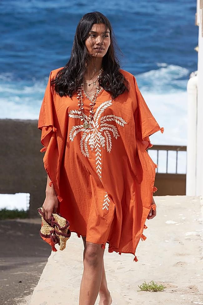 Vestido estilo caftán en naranja de Coosy.