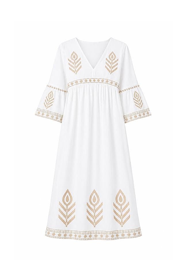 Vestido estilo caftán en blanco con detalle de bordados de Kapda Casa.