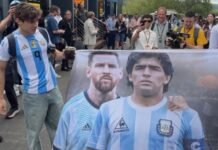 Franco Colapinto, en modo Mundial: llegó al paddock del GP de Bélgica con la camiseta de Julián Alvarez y una bandera de Messi y Maradona