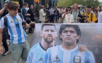 Franco Colapinto, en modo Mundial: llegó al paddock del GP de Bélgica con la camiseta de Julián Alvarez y una bandera de Messi y Maradona