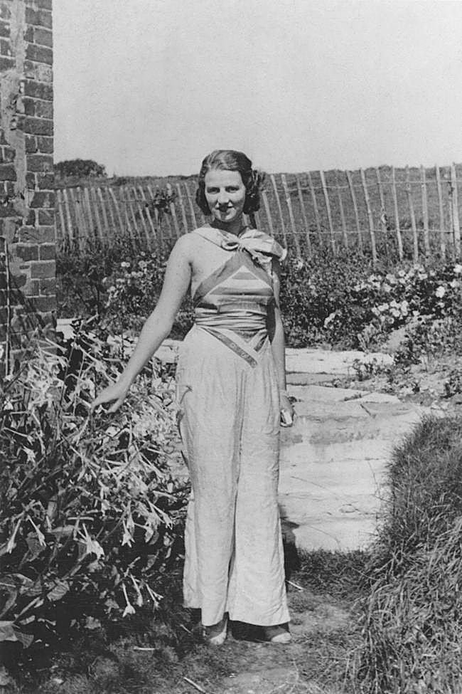 Peggy Guggenheim en Hayford Hall, uno de los lugares en los que vivió durante su estancia en Reino Unido, en 1934.