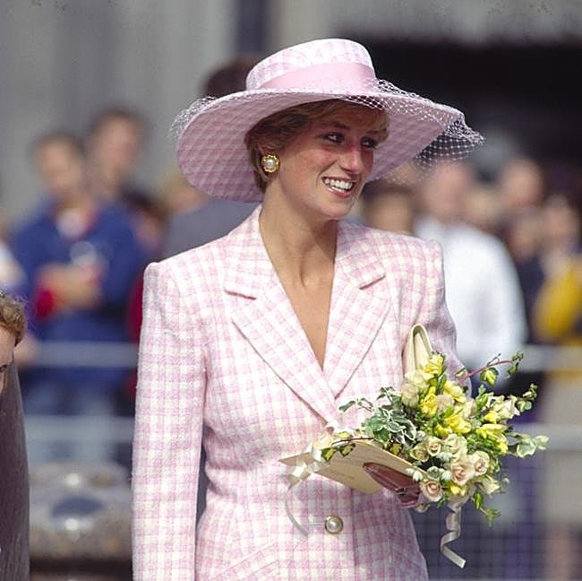 Lady Di con una chaqueta de cuadros vichy.