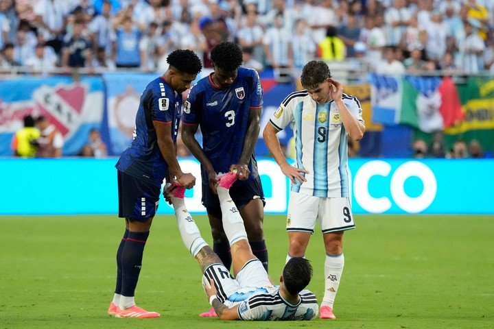 Enzo Fernández, acalambrado por dos. Foto: AP / Chris Carlson