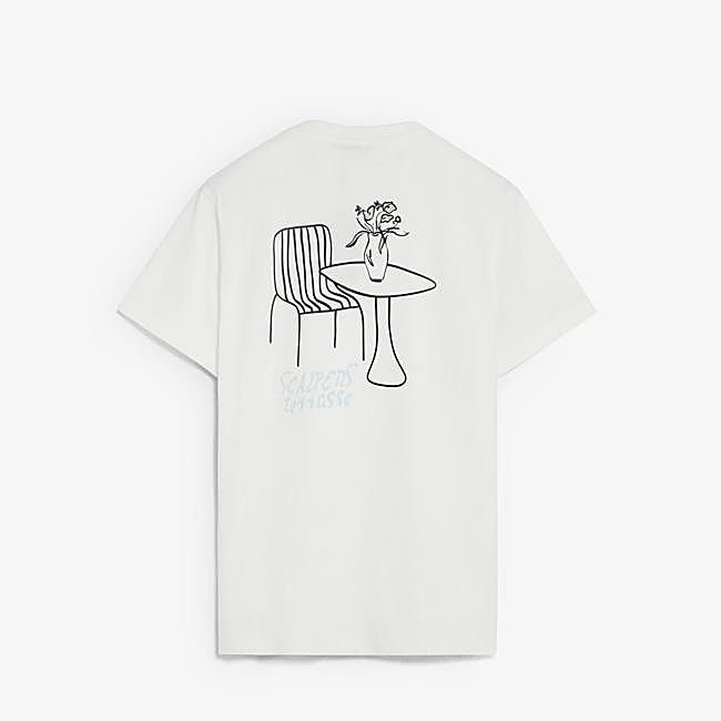 Camiseta blanca con ilustración minimalista de Scalpers, 19,99 euros.