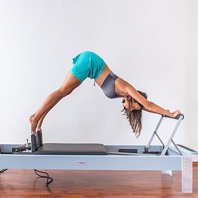 Mujer practicando pilates reformer