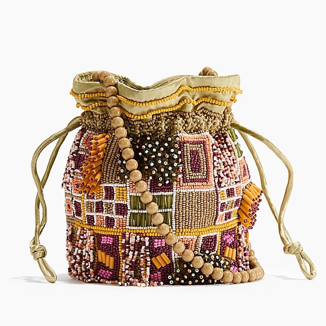 Bolso con abalorios de H&M (69,99 euros)