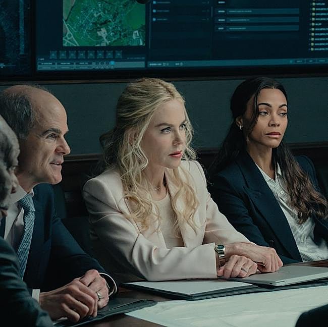 Michael Kelly, Nicole Kidman y Zoe Saldaña en una imagen de Lioness.