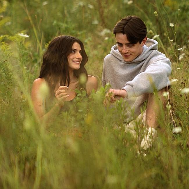 Ella Rubin y Daniel Quinn-Toyle en una imagen de la serie Sterling Point.