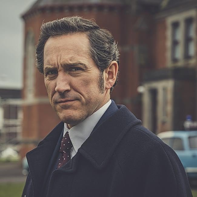 Bertie Carvel como Adam Dalgliesh en una imagen de la miniserie británica sobre el detective creado por P.D. James.