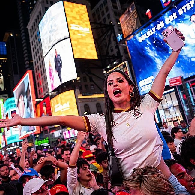 Aficionados españoles en Times Square celebrando la victoria de España en la final del Campeonato del Mundo de Fútbol.