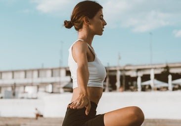 Edwar Alzate, monitor de pilates: «La gente mayor pierde tanta capacidad de rotación que giran todo el cuerpo para mirar a un lado»