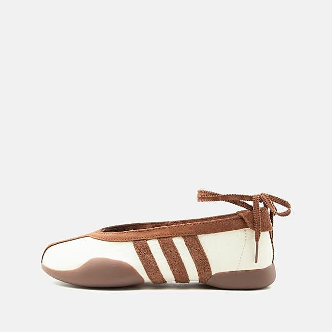 Sneakerinas marrones y blancas de adidas, 54,95 euros.