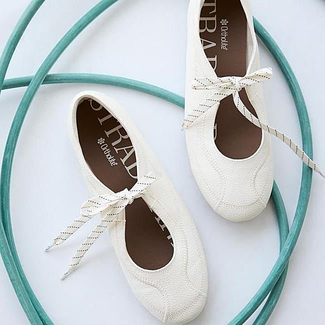 Sneakerinas blancas con cordones de Stradivarius, 25,99 euros.