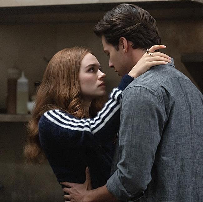 A la izquierda, Sadie Soverall es Percy Fraser en Todos nuestros años.