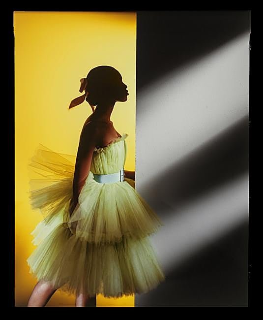 Imagen de Gian Paolo Barbieri de Naomi Campbell posando con un vestido de la colección primavera/verano de 1988 de Yves Saint Laurent.