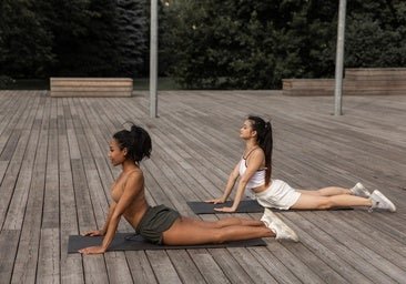 Sandra Domínguez, experta en yoga: «El error más común es confundir la cobra con el perro boca arriba»