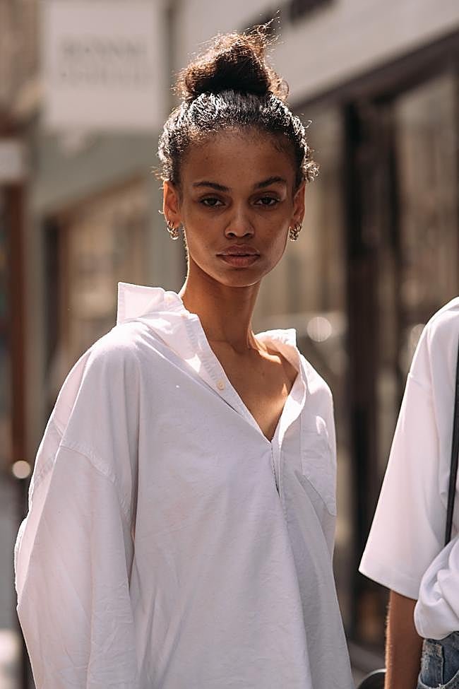 Las camisas siempre es mejor doblarlas para evitar arrugas.