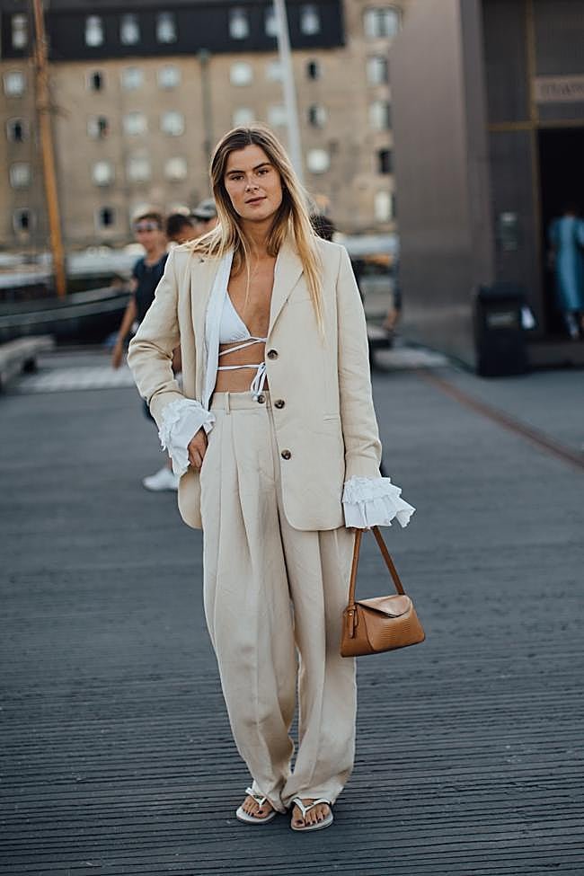 Un look del street style de Copenhague con chanclas.