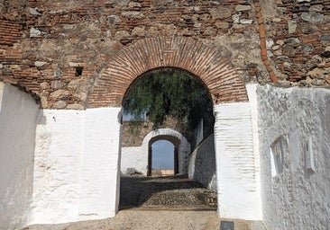 El mejor pueblo andaluz para irse de turismo rural está en Huelva: un casco antiguo con castillo, ruinas romanas y la cercanía a Portugal