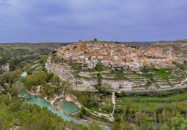El fascinante pueblo de Albacete que está en lo alto de un cerro sobre el Júcar y tiene una zona de baño idílica