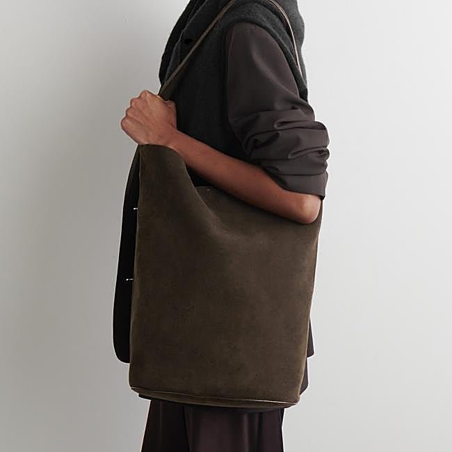 Bolso hobo de ante marrón de COS, 140 euros.