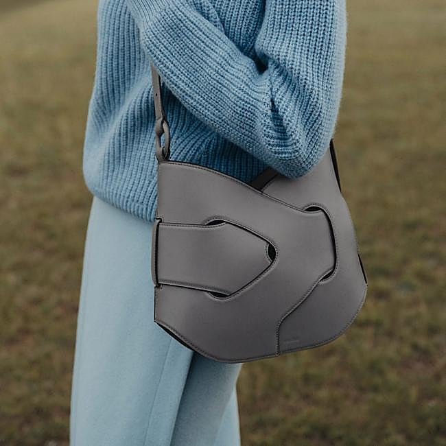 Bolso hobo gris de diseño de Polène, 490 euros.