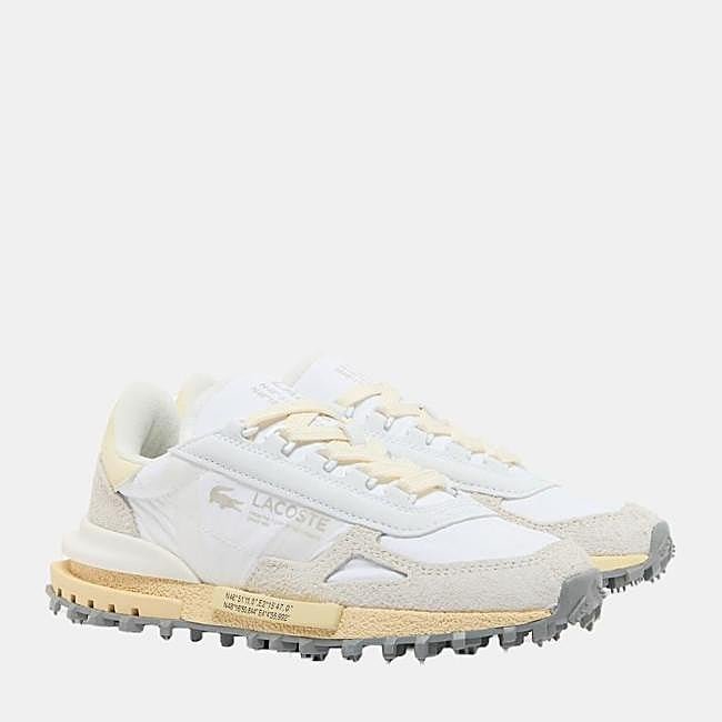 Zapatillas blancas con detalles beige de Lacoste, 105 euros.