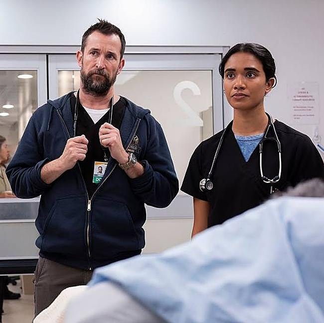 Noah Wyle junto a Supriya Ganesh, a la que no veremos en la tercera temporada de The Pitt.