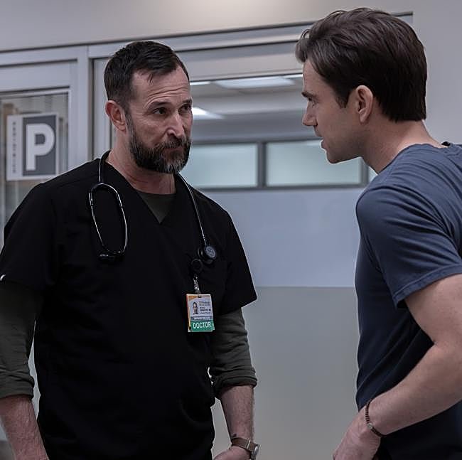 Noah Wyle y Patrick Ball en una imagen de la segunda temporada de The Pitt.