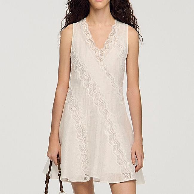 Vestido blanco de lino de Sandro, 241,50 euros.