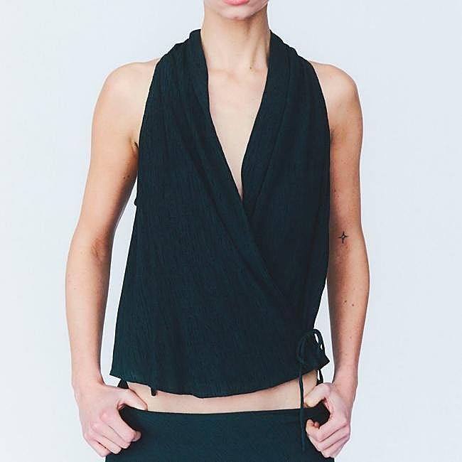 Top negro cruzado de Bria, 27,99 euros.