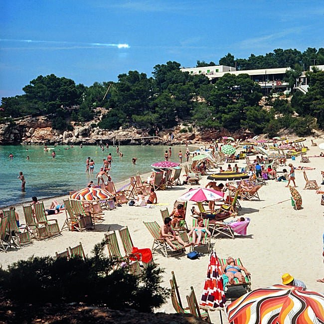 El ambiente de la Cala Portinatx, situada en el municipio de San Juan Bautista.
