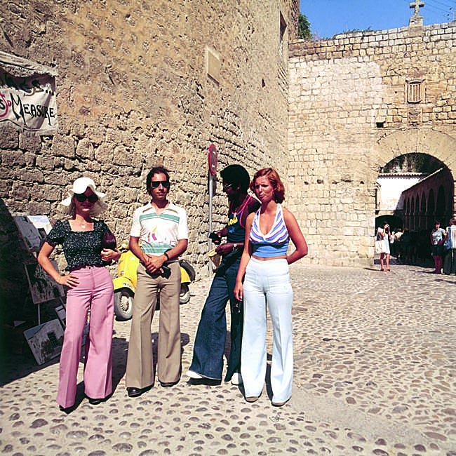 Un grupo de turistas posa a las afueras de la antigua Plaza de Armas, ahora conocida como Soportales del Rastrillo, en el casco histórico de la isla.